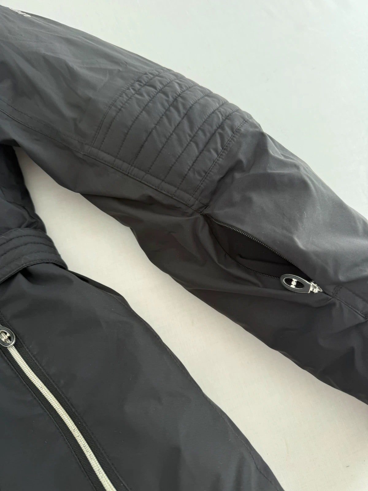 Helly Hansen black ski jacket with detachable faux trim hood and zip pockets.